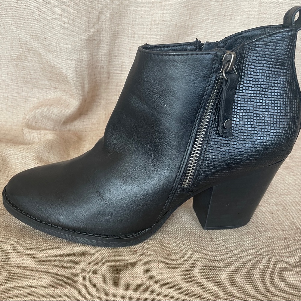 Universal Thread Booties - Picture 7 of 9